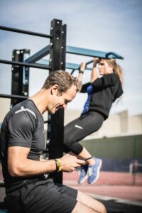 woman doing pullups in outdoor fitness court